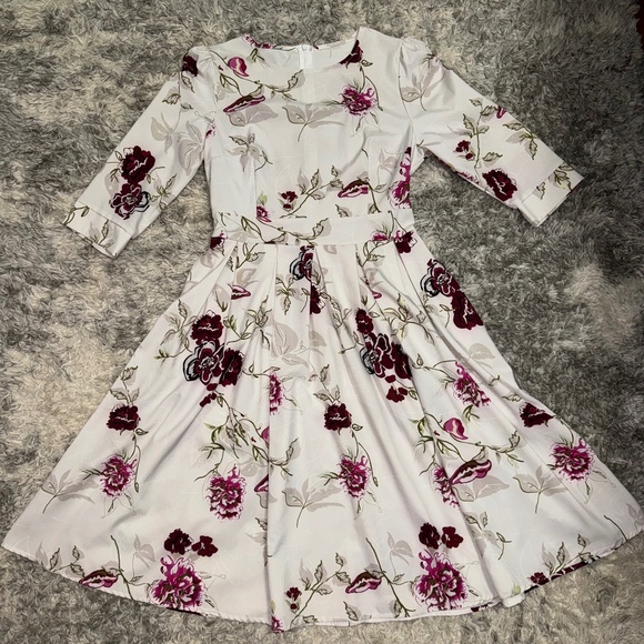 White flowery Dress - Picture 1 of 1